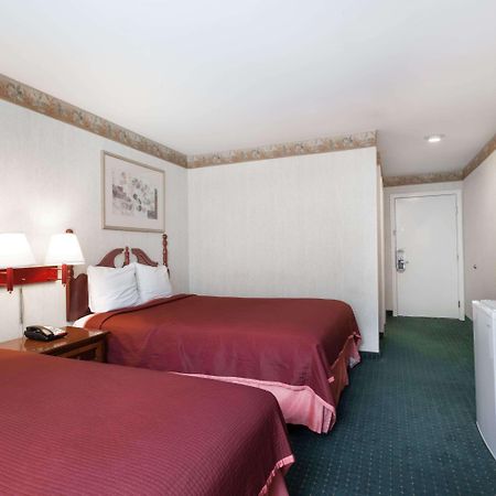 Travelodge By Wyndham Great Barrington Berkshires Exterior photo